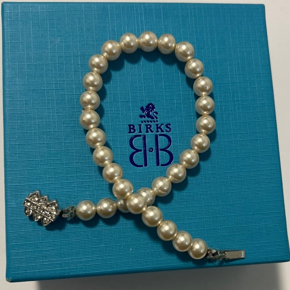 Elegant Pearl Bracelet - Picture 4 of 4